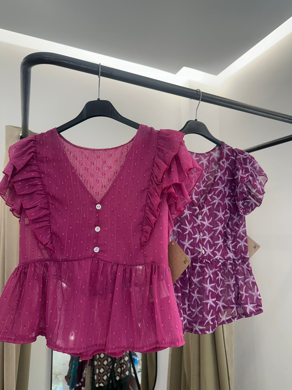 Blusa volantes romántica – Disponible en fucsia y estampado floral