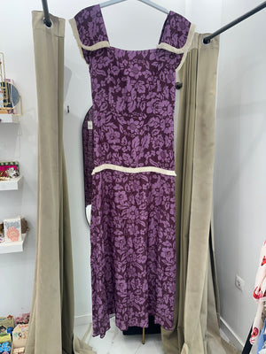 Vestido midi floral violeta con detalle de flecos