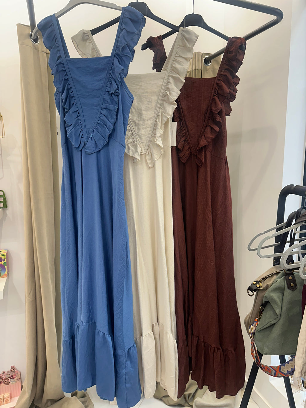 Vestido largo con volantes en escote – Disponible en azul, beige y marrón