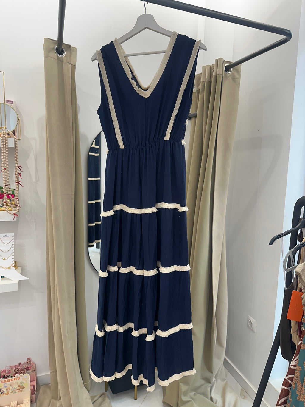 Vestido largo azul marino con volantes en crudo – estilo mediterráneo con movimiento