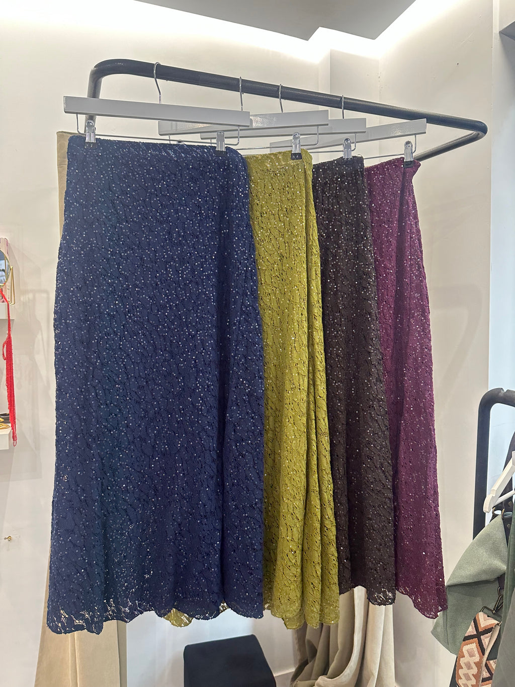 Falda midi de encaje con lentejuelas