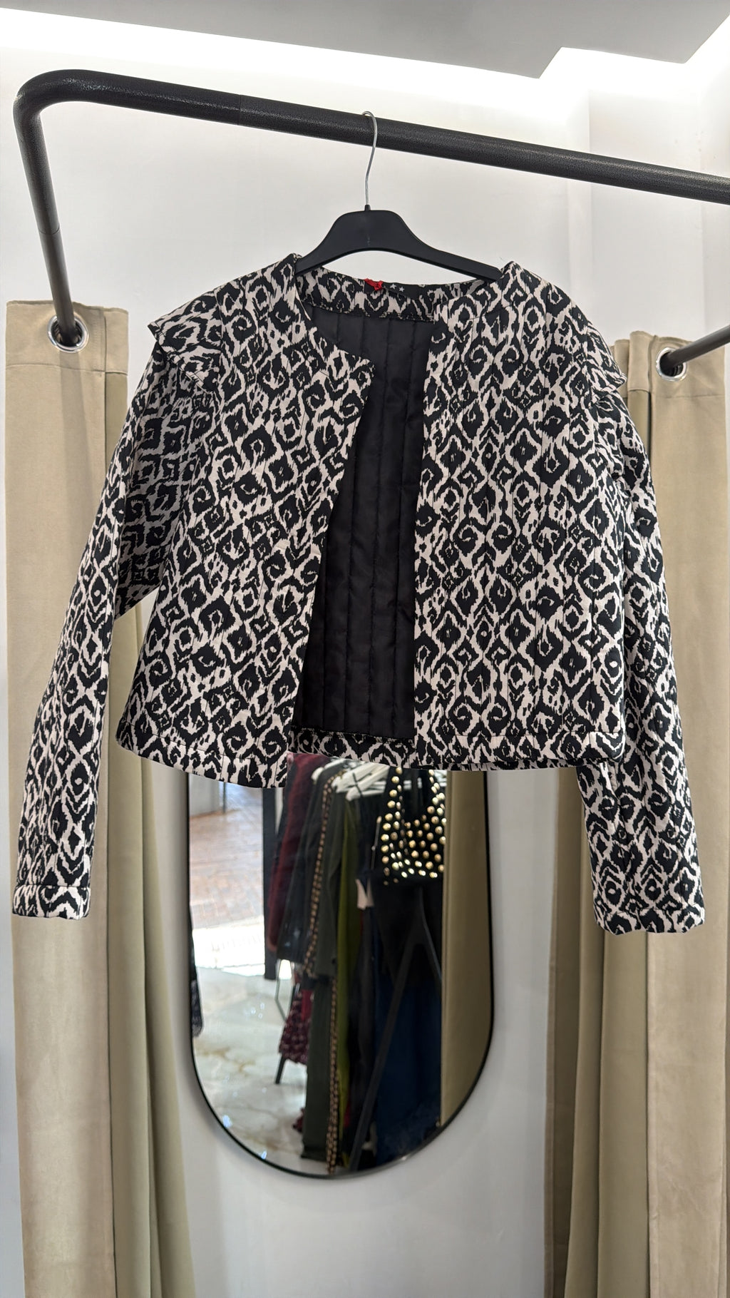 Chaqueta Acolchada Ikat Blanco &amp; Negro – Corte Crop