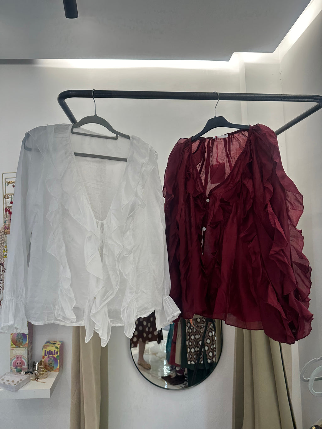 Blusa romántica con volantes – Disponible en blanco y burdeos