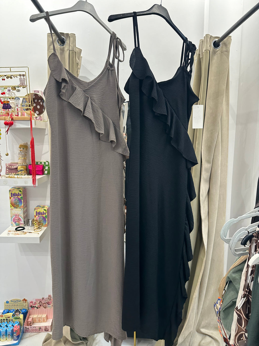 Vestido asimétrico con volante lateral – Talla Única (hasta M)