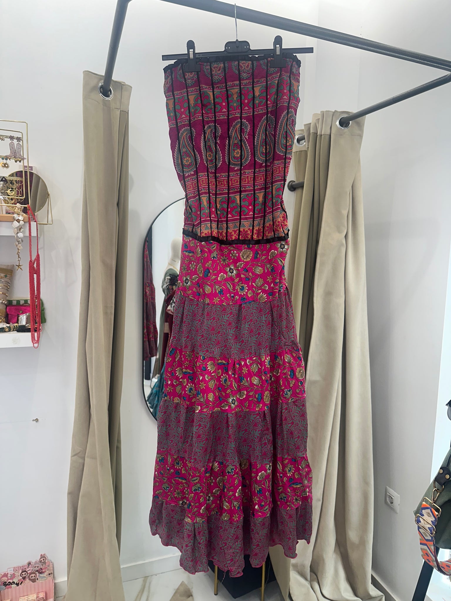 Vestido indio palabra de honor con nido de abeja en la espalda