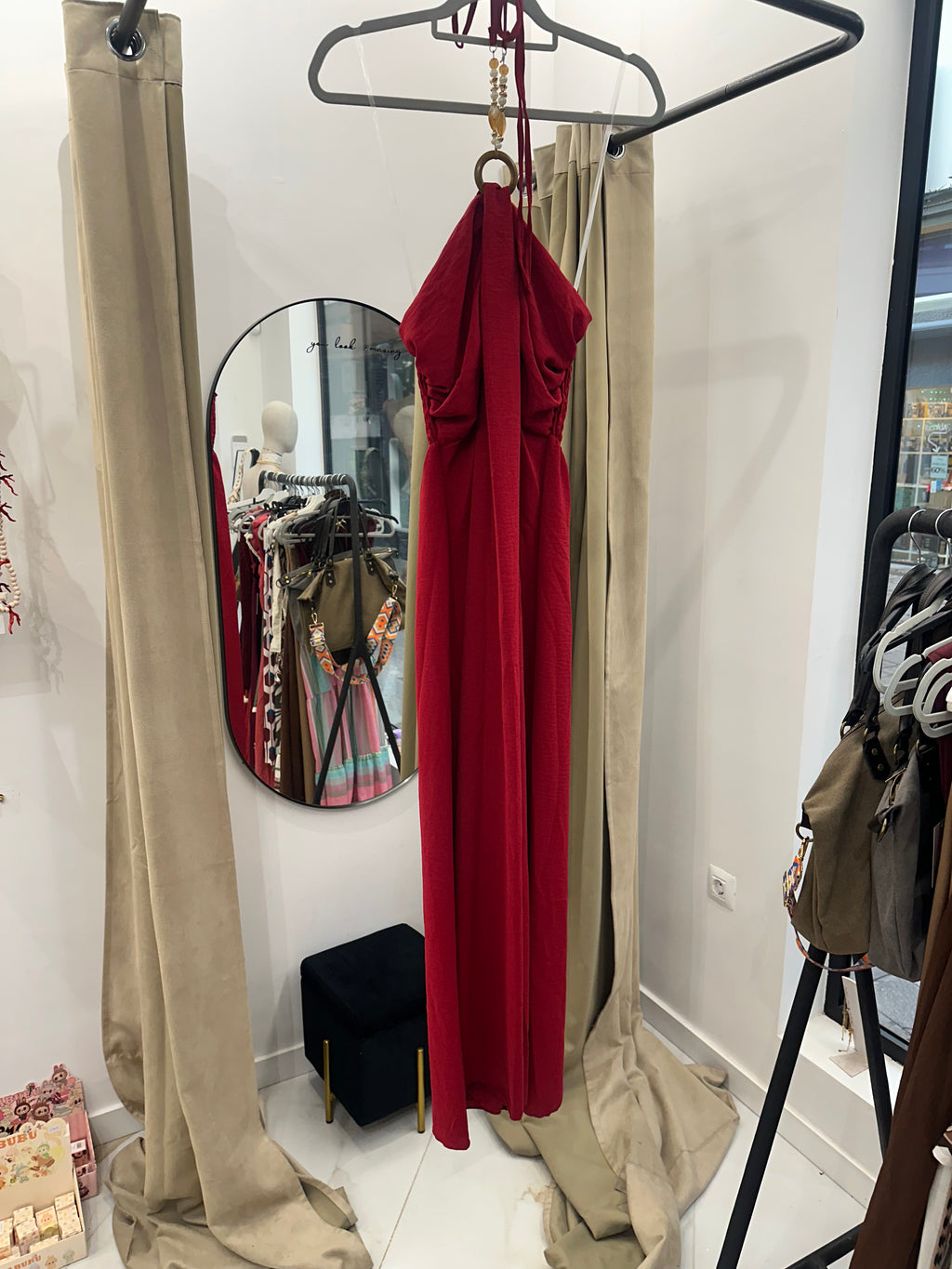 Vestido largo halter con detalle de aro y abalorios