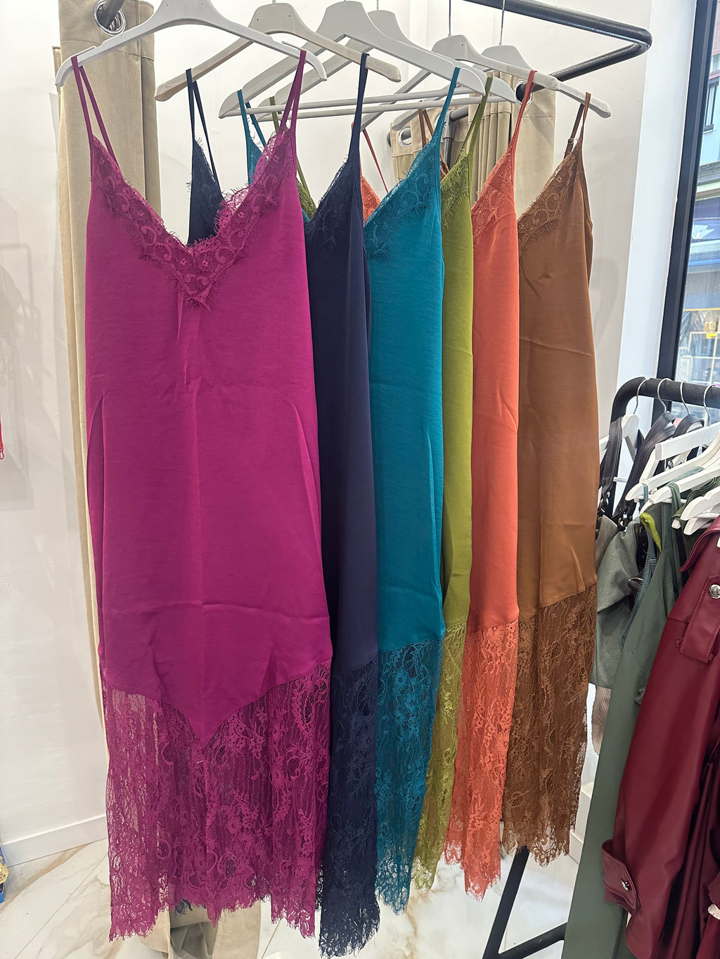 Vestido lencero con encaje