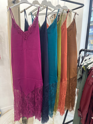 Vestido lencero con encaje
