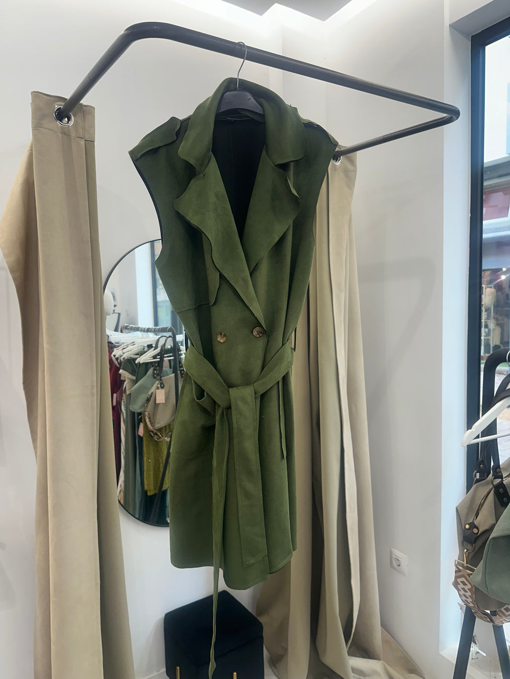 Chaleco verde de antelina con cinturón