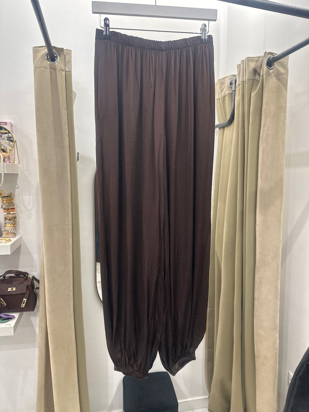 Pantalón fluido marrón con puño | Luxala Shop