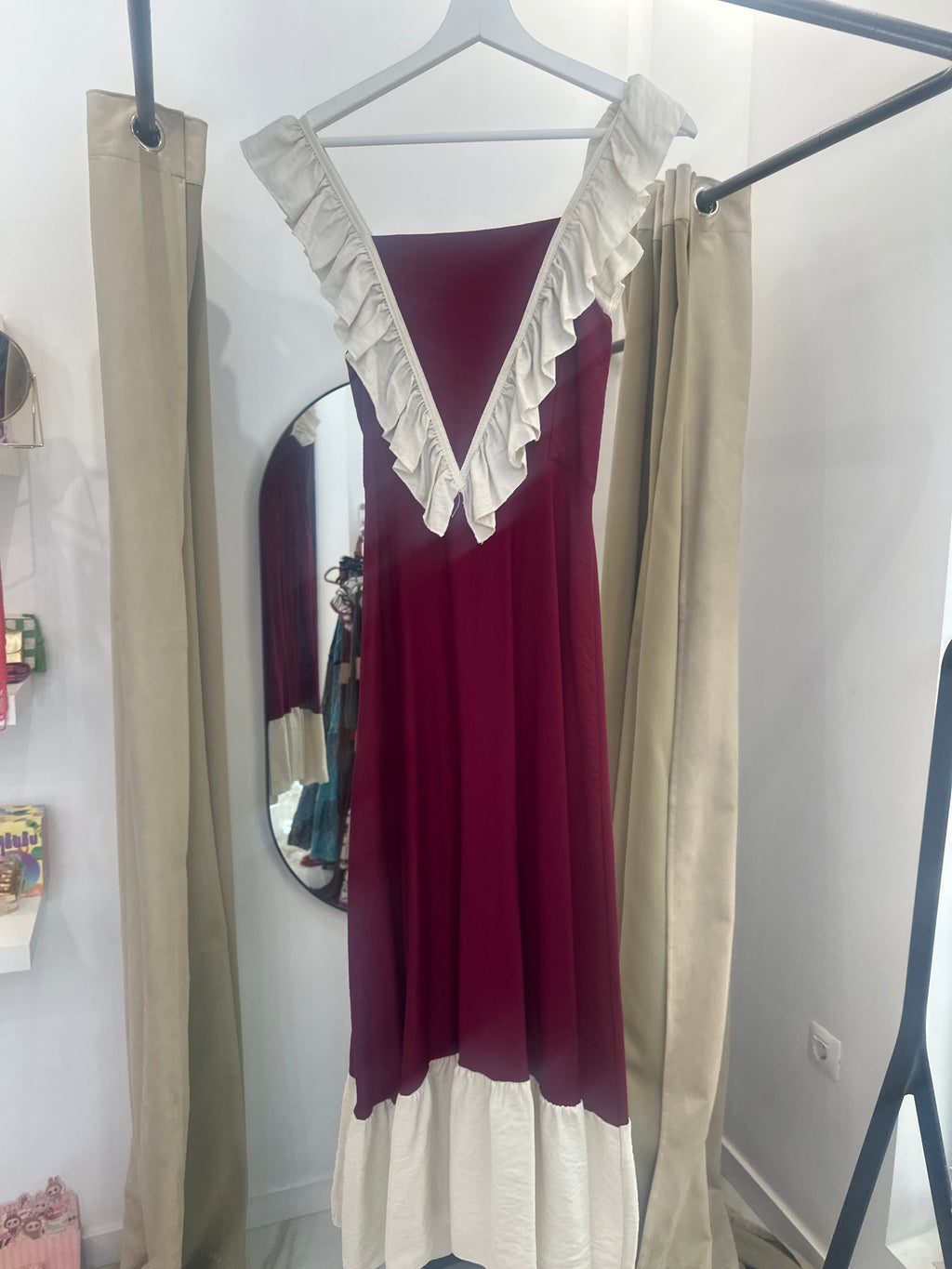 Vestido largo burdeos con volantes en contraste