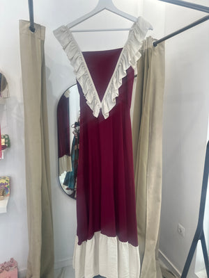 Vestido largo burdeos con volantes en contraste