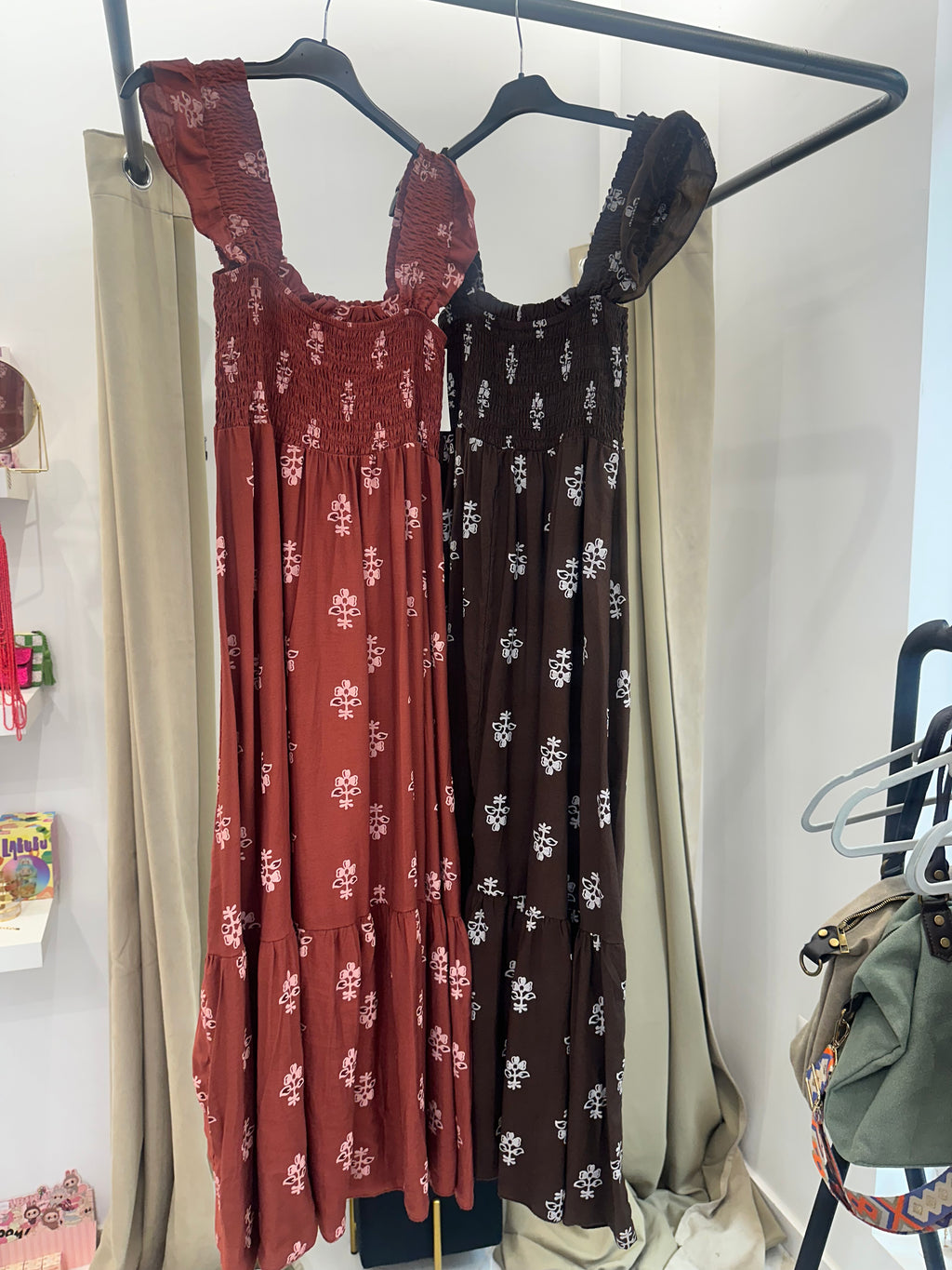 Vestido midi smock con tirantes anchos bordados florales