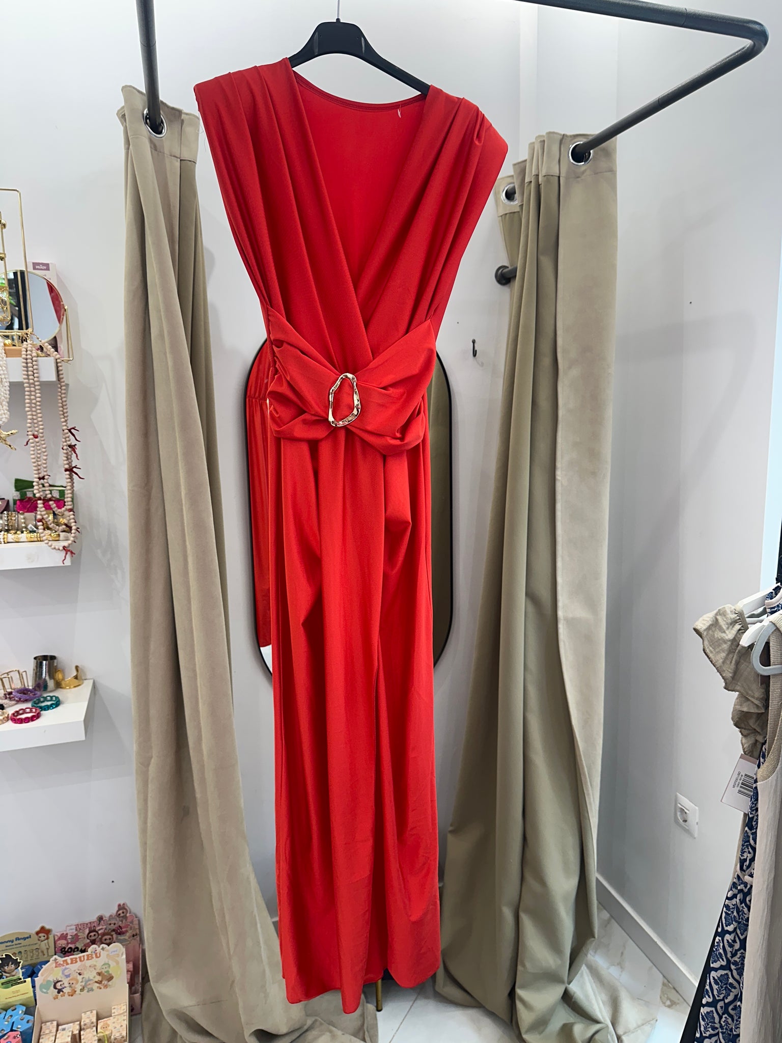 Vestido largo drapeado con hebilla – elegancia con carácter