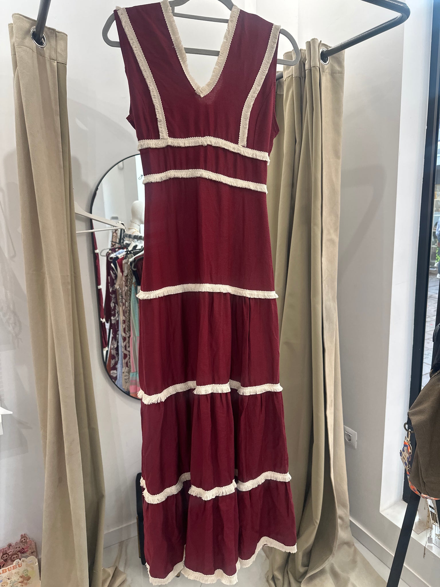 Vestido largo azul marino con volantes en crudo – estilo mediterráneo con movimiento