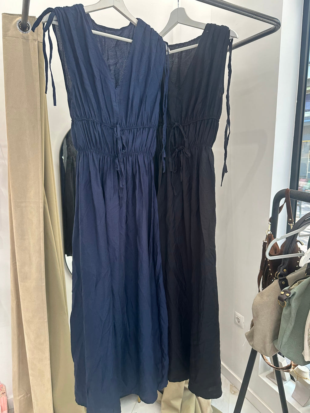 Vestido largo con lazo en hombros | Disponible en azul marino y negro