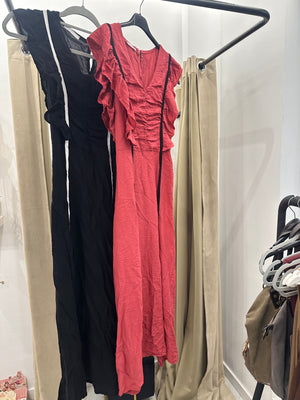 Vestido largo con volantes y detalle lateral