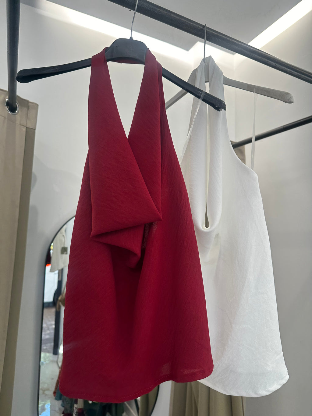 Top halter buche – Disponible en rojo y blanco