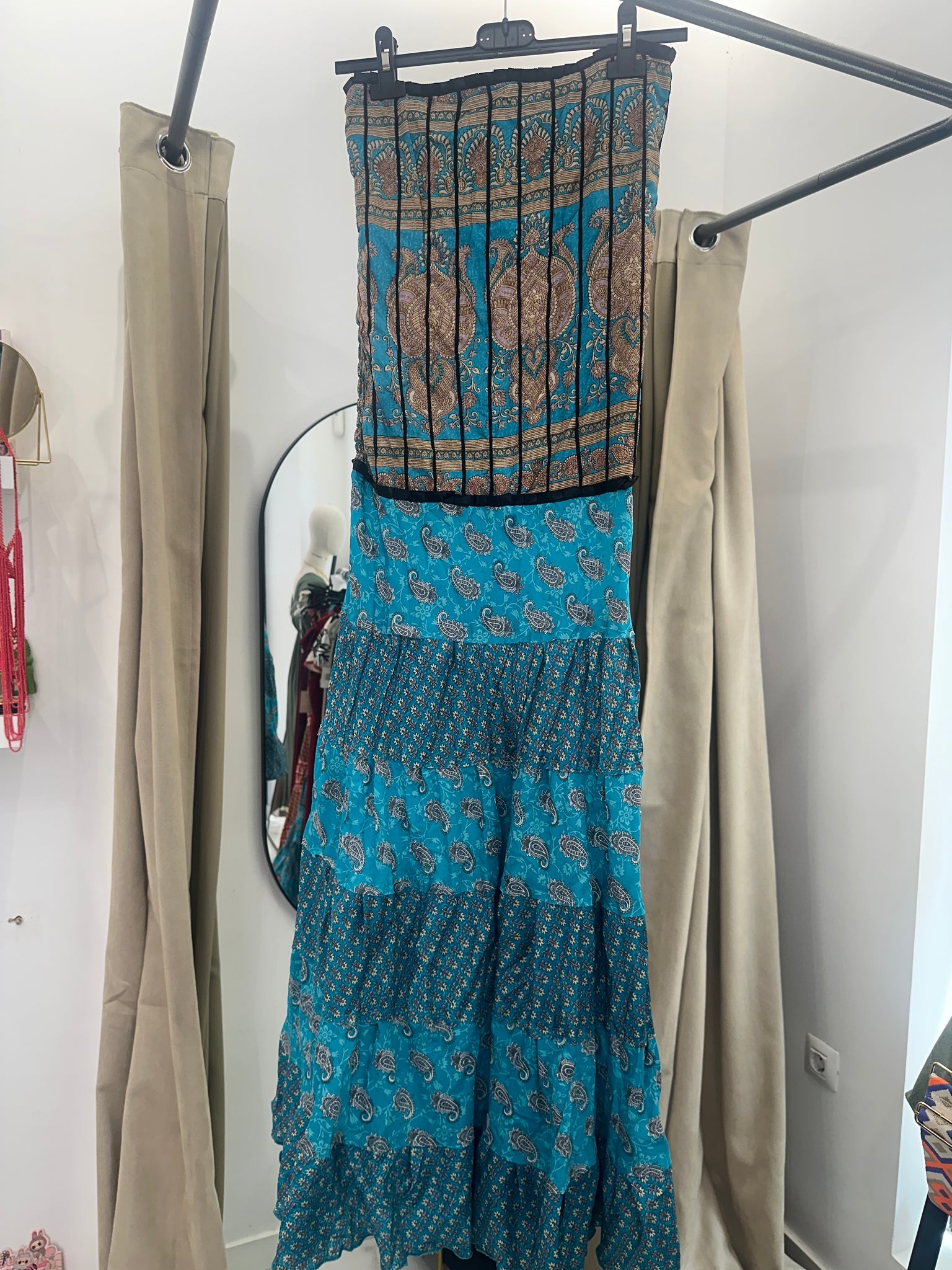 Vestido indio palabra de honor con nido de abeja en la espalda