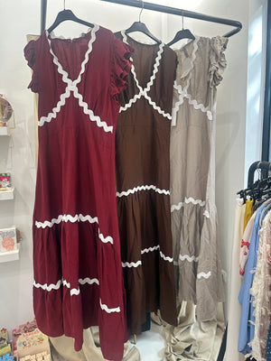 Vestido burdeos con volantes y detalles en zigzag blanco