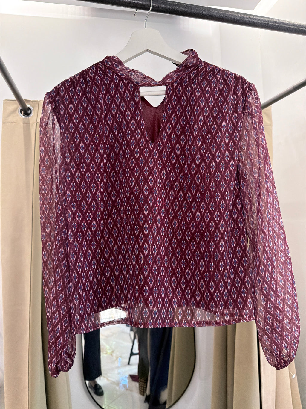 Blusa Estampada Granate Tipo Cayetana con Manga Transparente