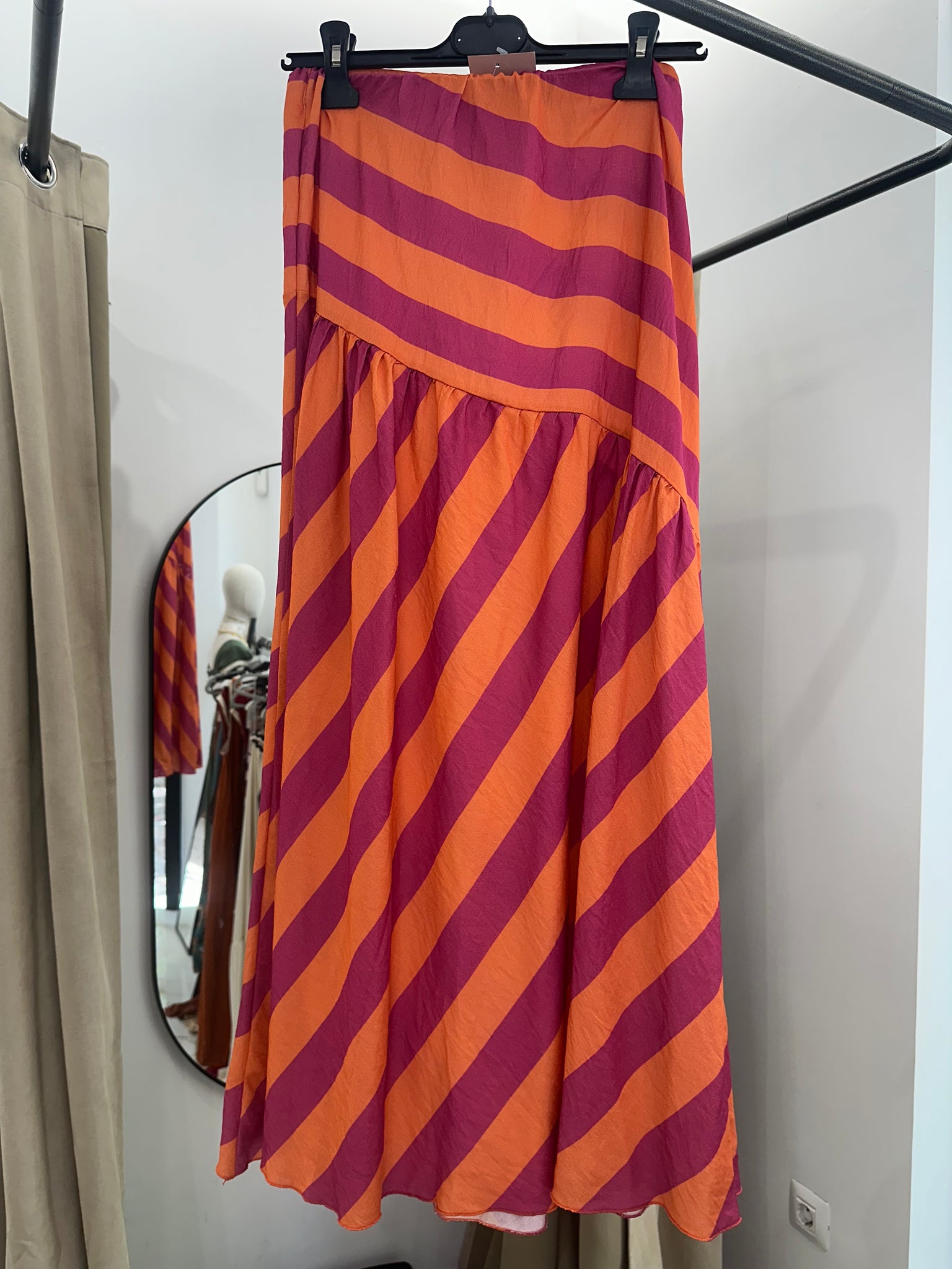 Falda midi a rayas diagonales
