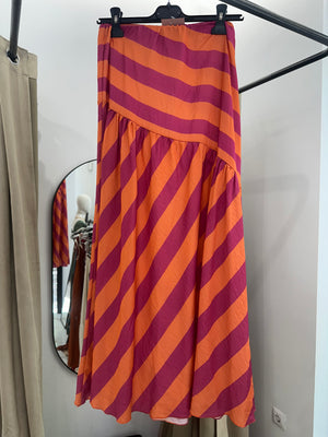 Falda midi a rayas diagonales