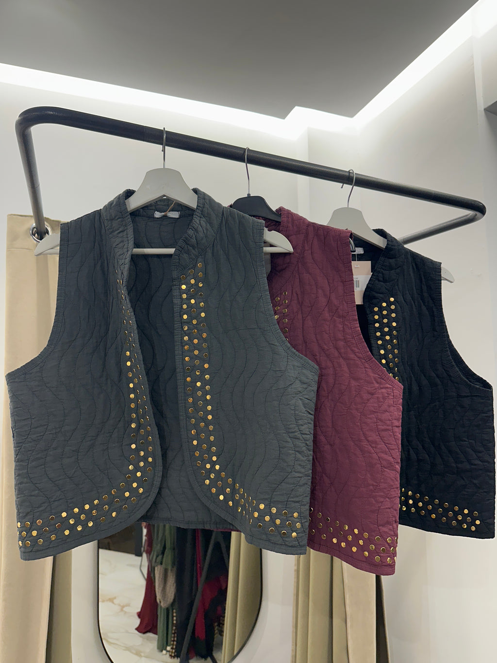 Chaleco acolchado con tachuelas doradas | Luxala Shop