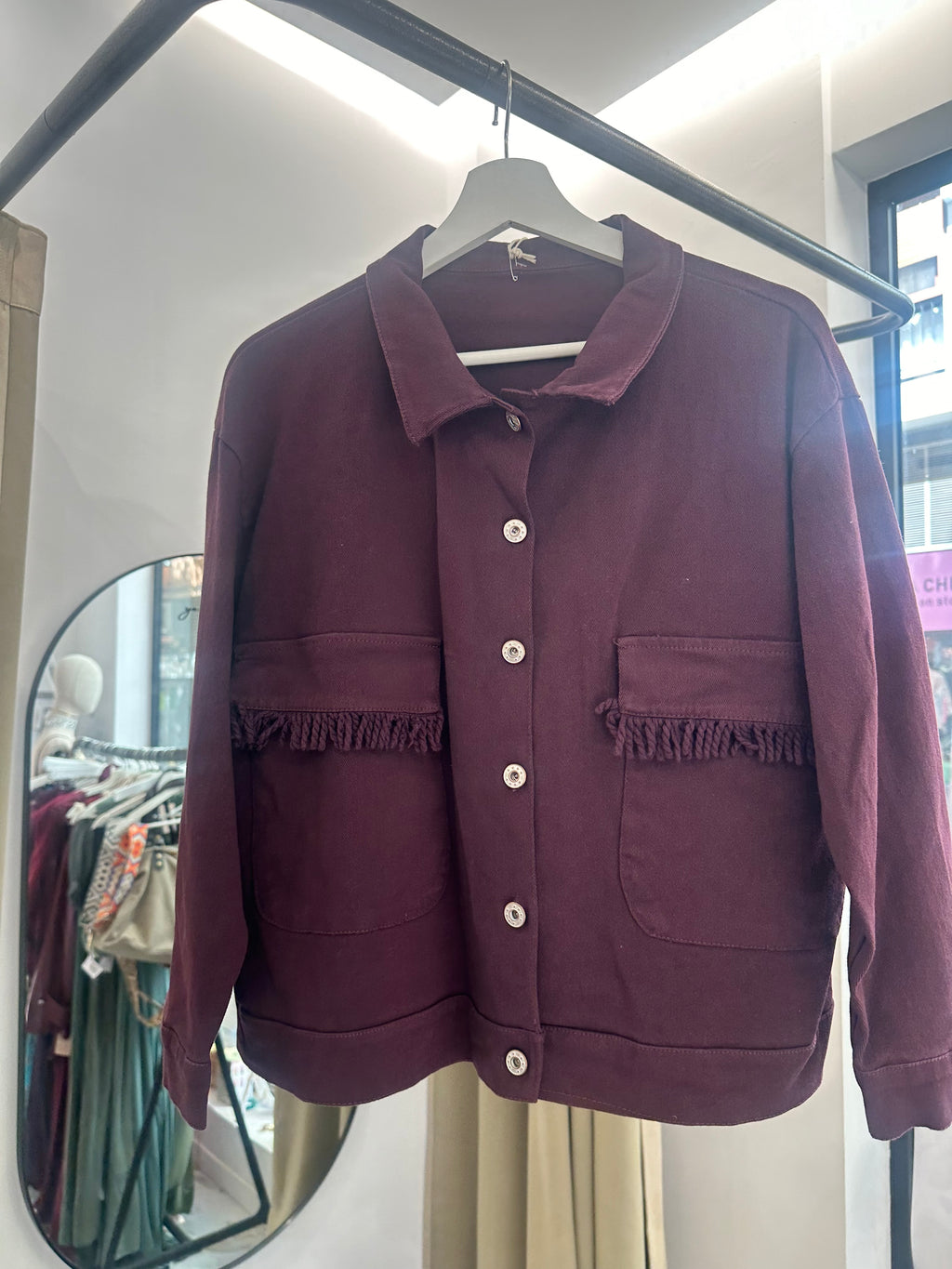 Sobrecamisa burdeos con bolsillos y detalle de flecos