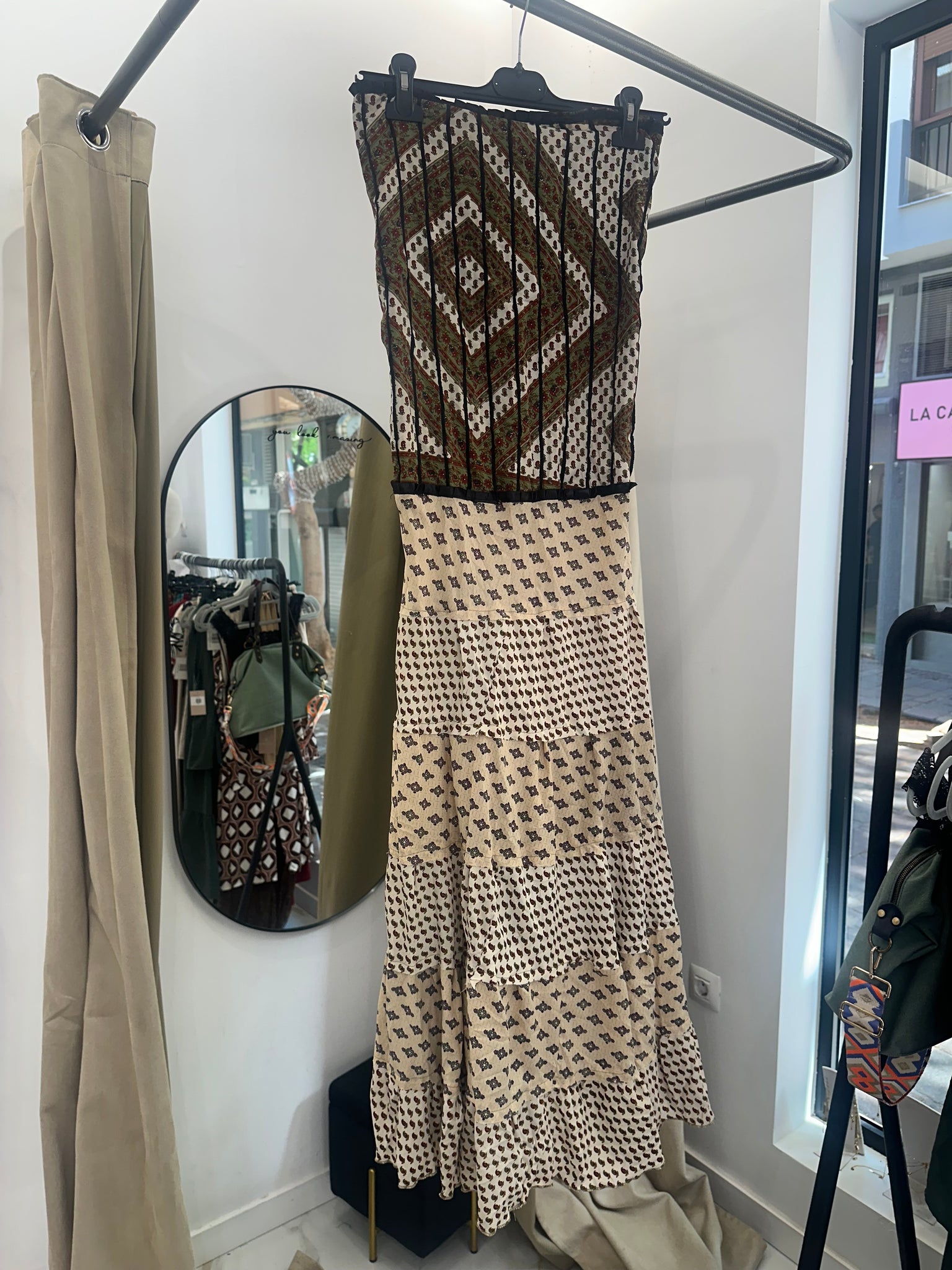 Vestido indio palabra de honor con nido de abeja en la espalda