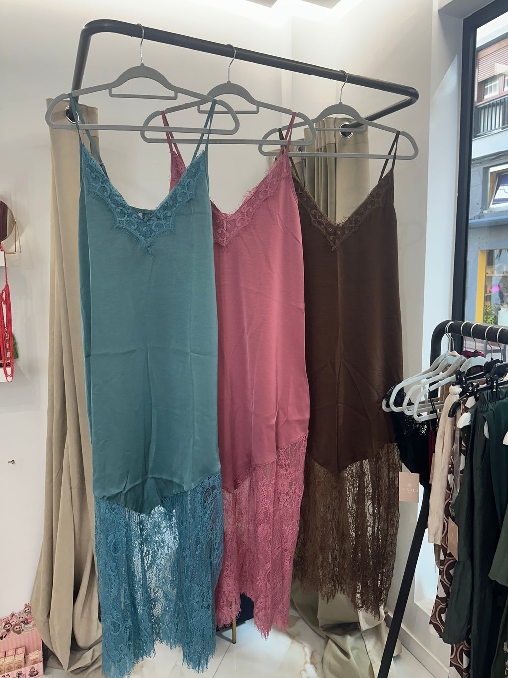 Vestido lencero con encaje