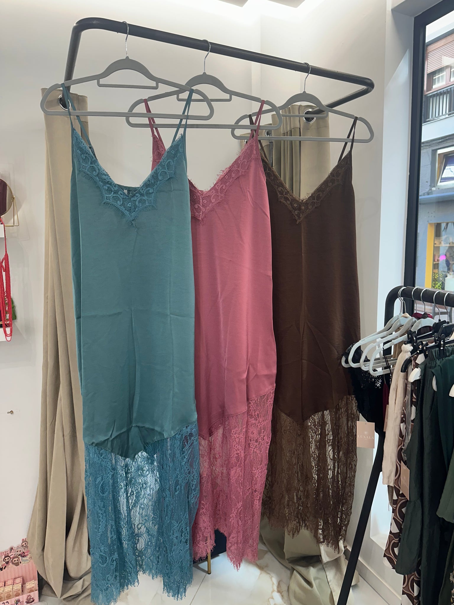 Vestido lencero con encaje