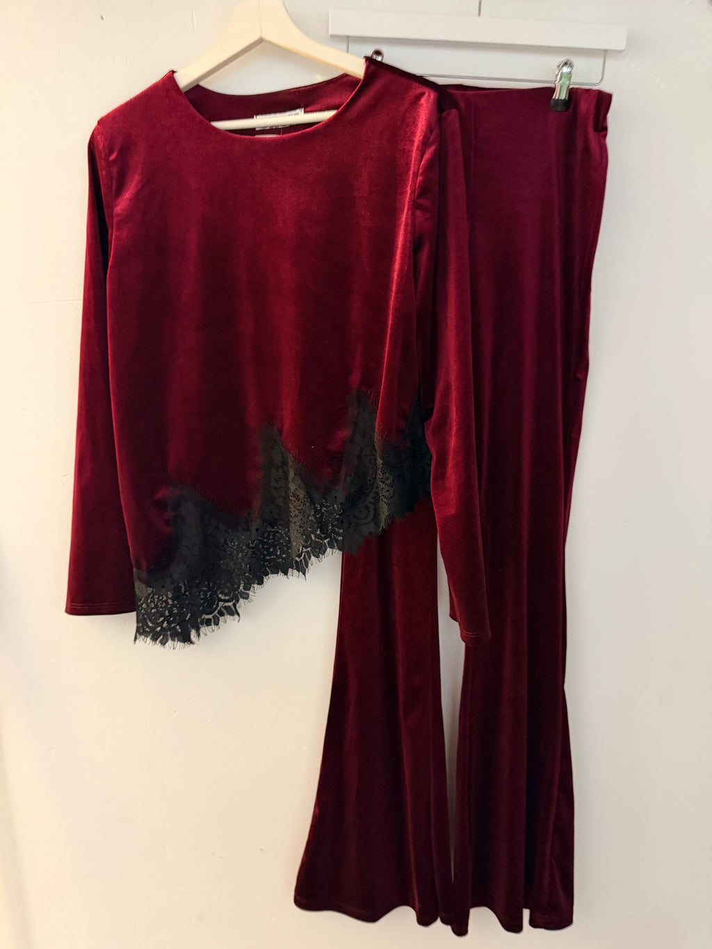 Top de Terciopelo con Encaje Asimétrico – Disponible en Burdeos, Marrón y Negro