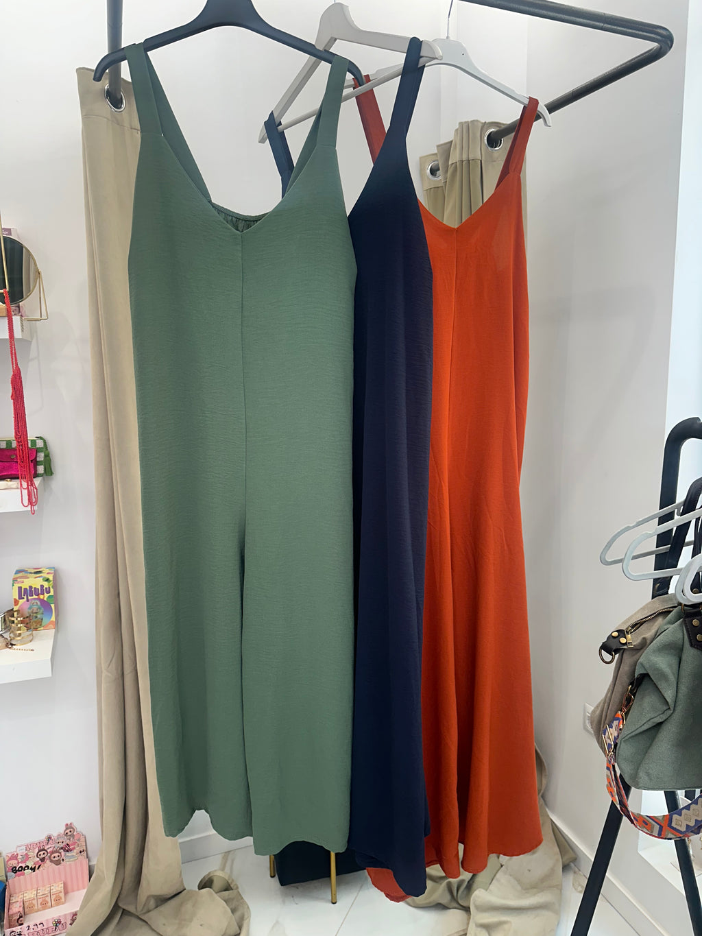 Mono básico tirantes – Disponible en verde, azul marino y teja