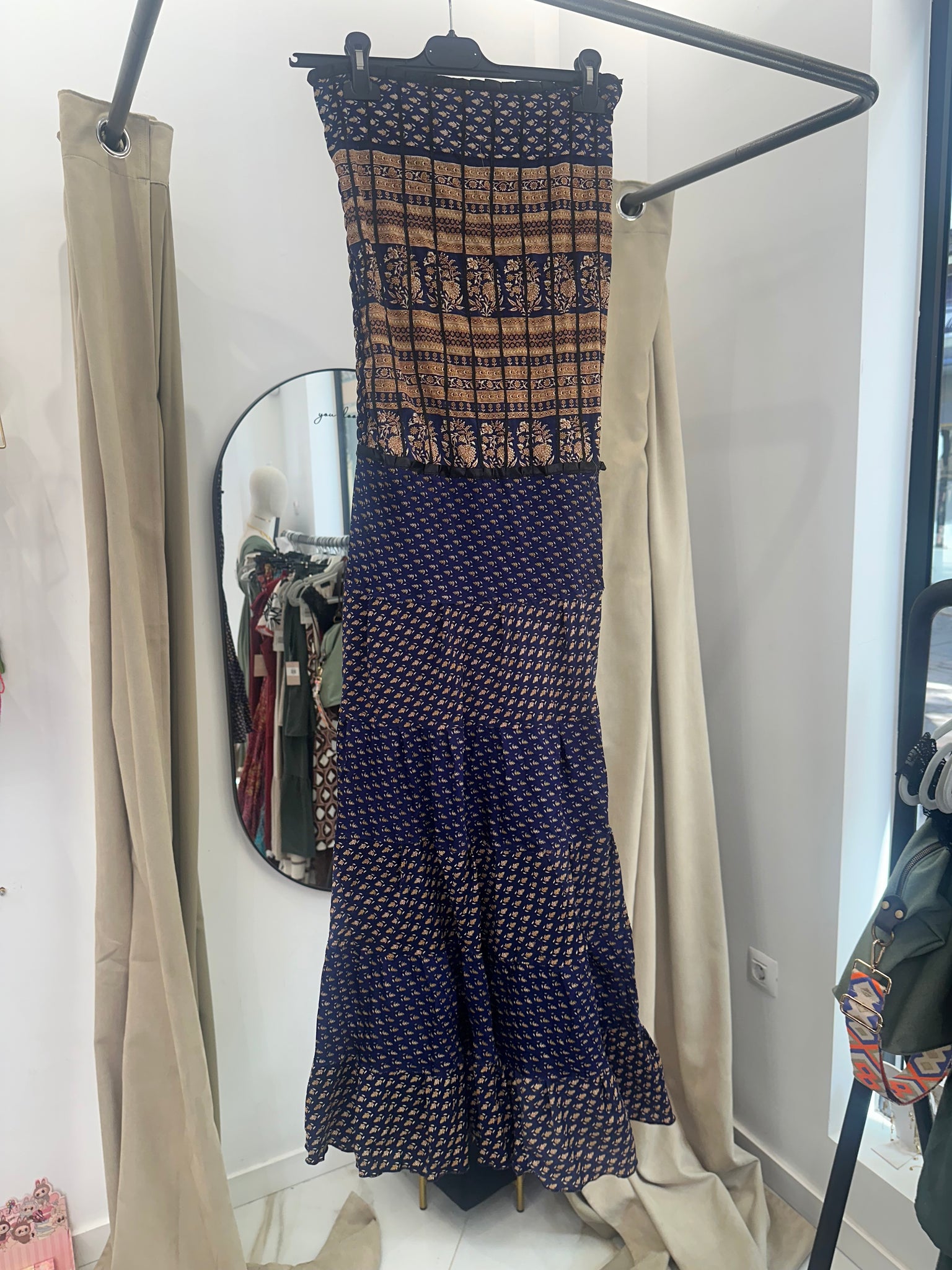 Vestido indio palabra de honor con nido de abeja en la espalda