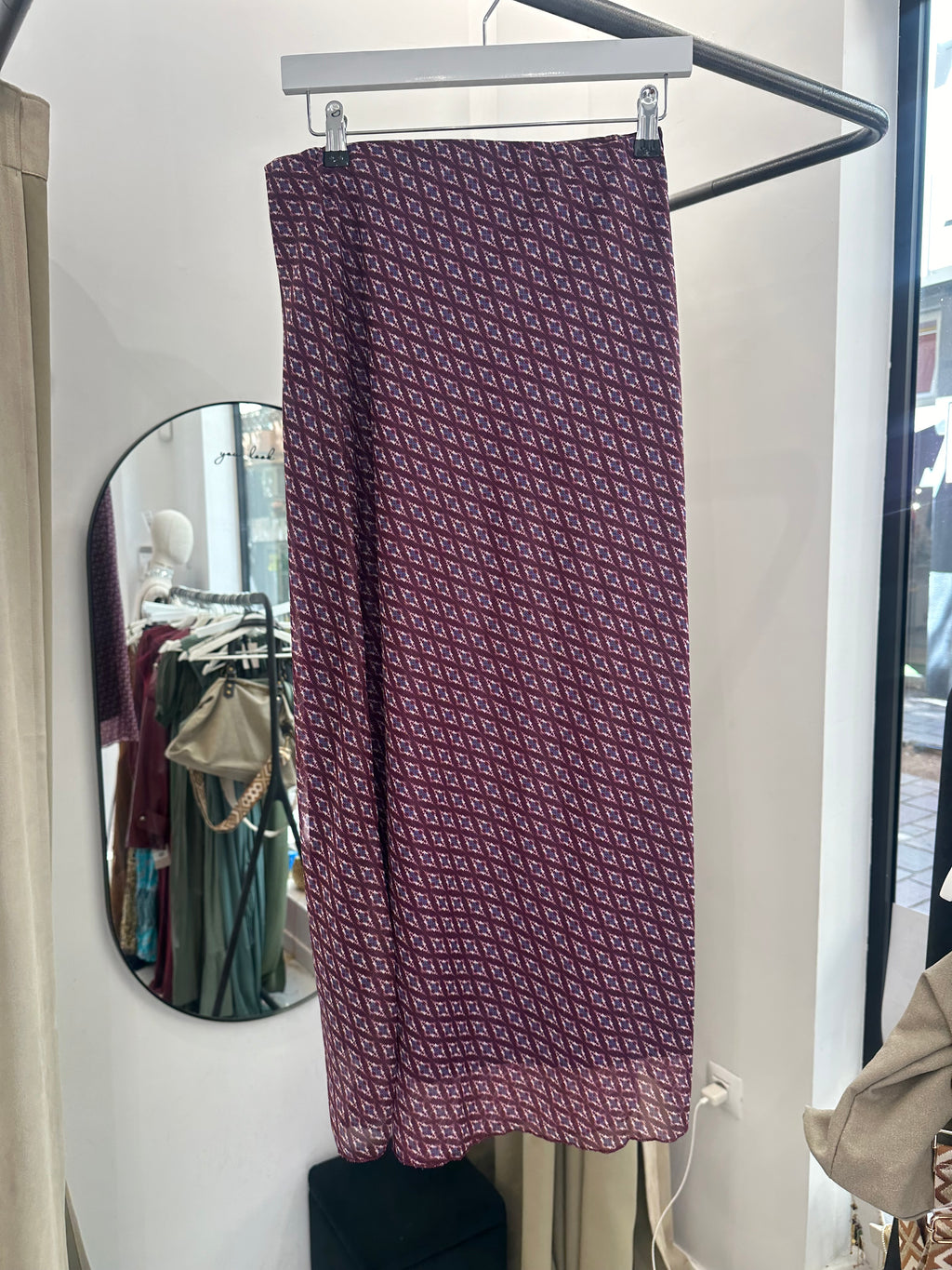 Falda midi estampada geométrica en tonos burdeos