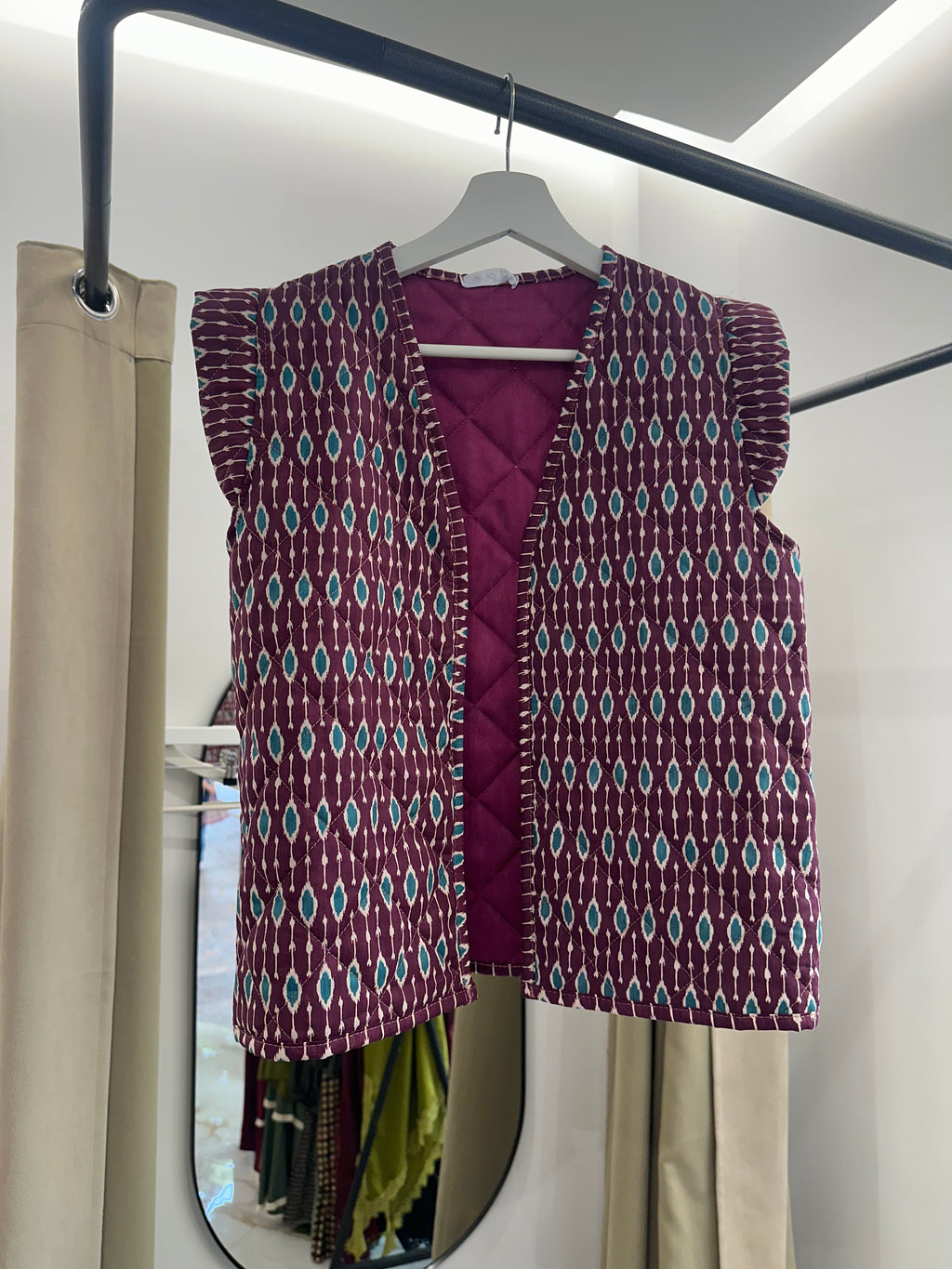 Chaleco acolchado estampado en burdeos o azul