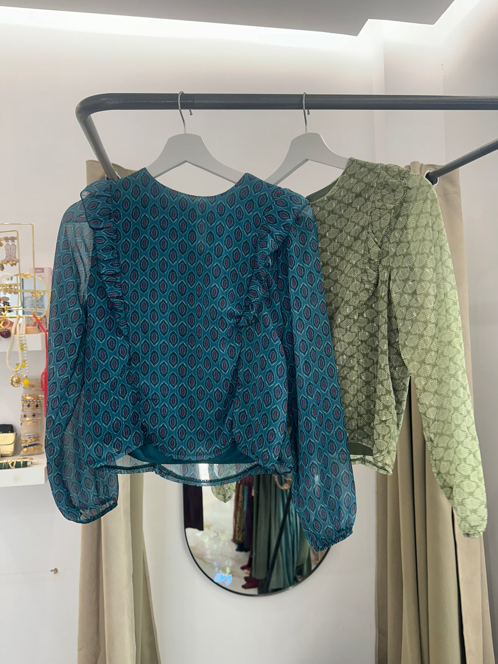 Blusa estampada con volantes – Azul o Verde