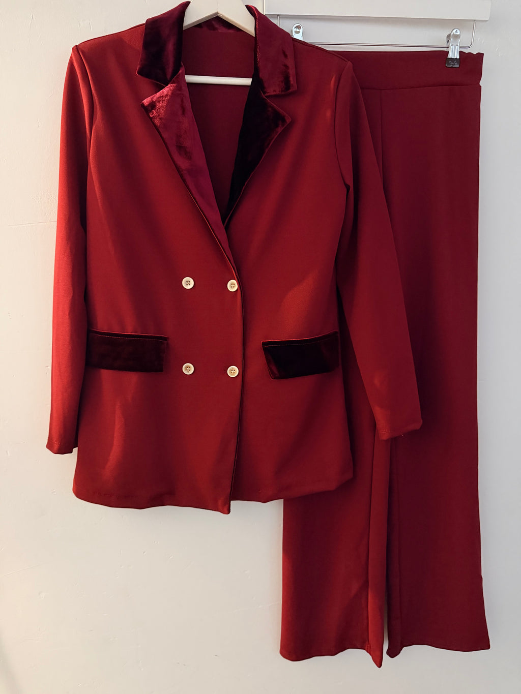 Conjunto Sastre Velvet Touch – Disponible en Burdeos y Azul Marino (hasta talla M)