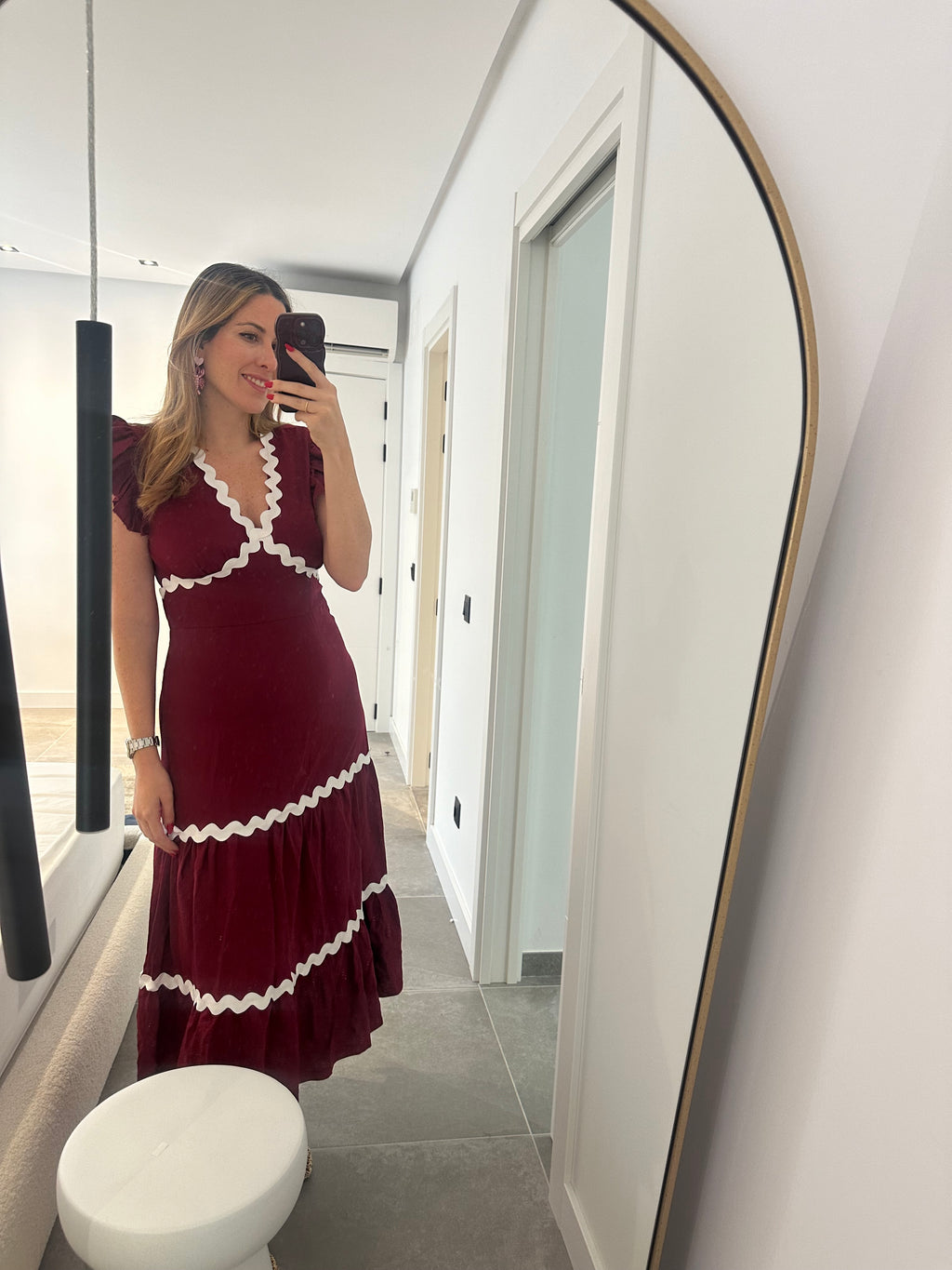 Vestido burdeos con volantes y detalles en zigzag blanco