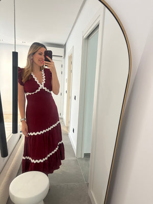 Vestido burdeos con volantes y detalles en zigzag blanco