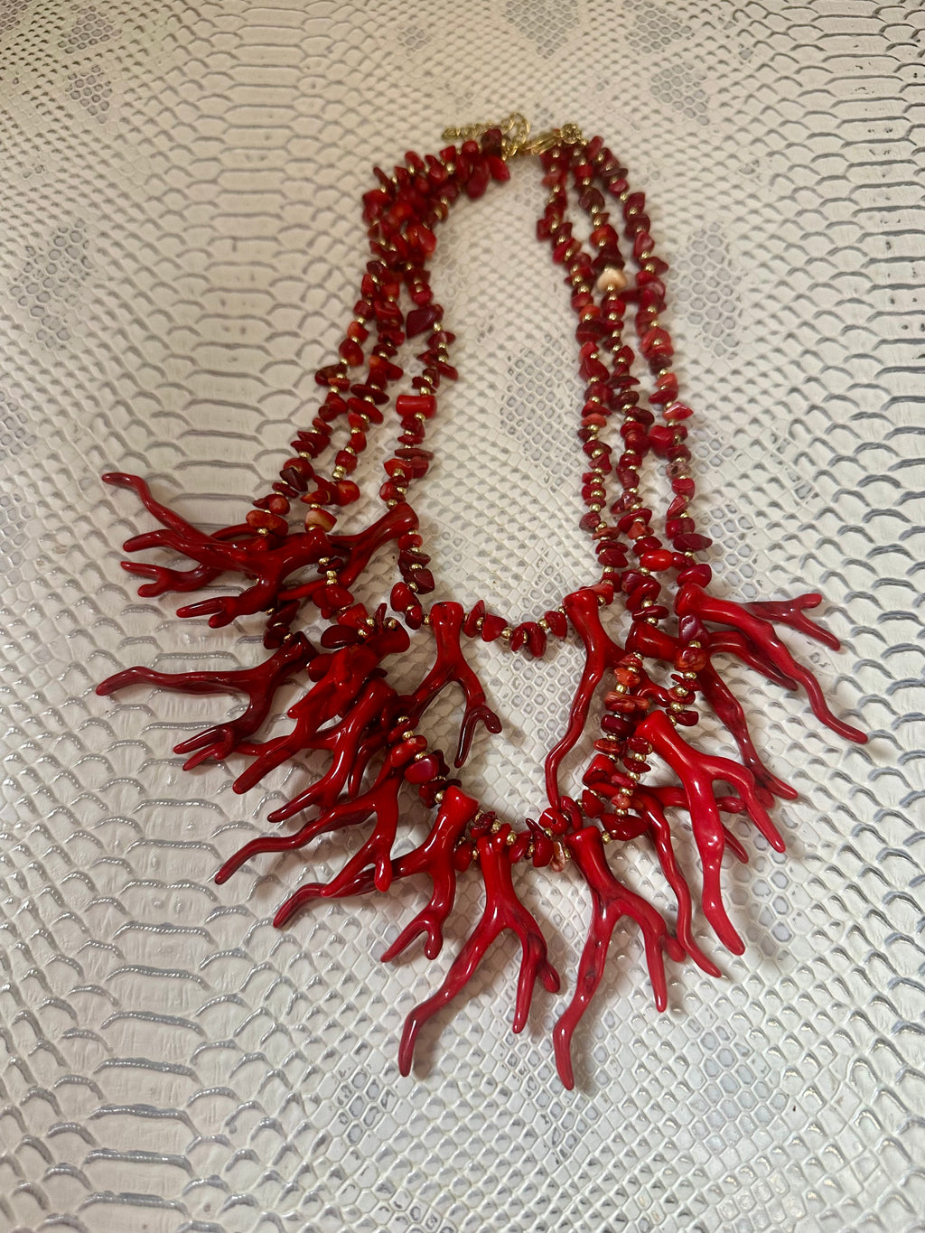 Collar triple coral