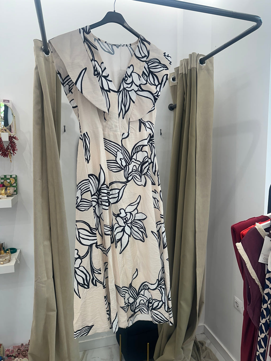 Vestido beige con estampado floral negro – elegancia atemporal y femenina