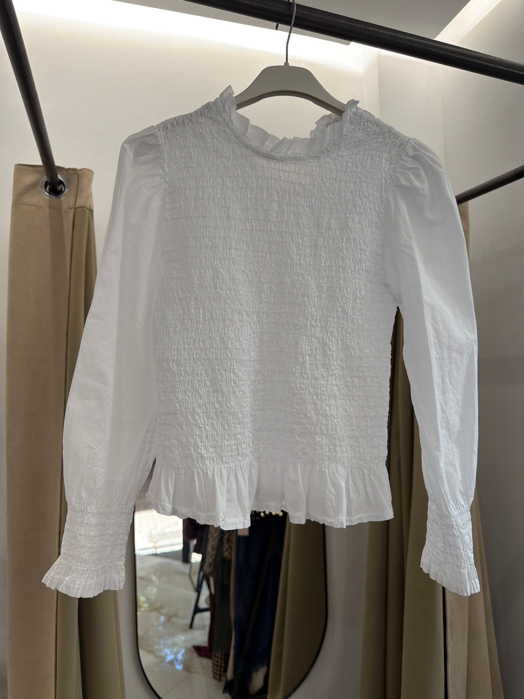 Blusa Blanca Tipo Cayetana con Nido de Abeja y Volantes