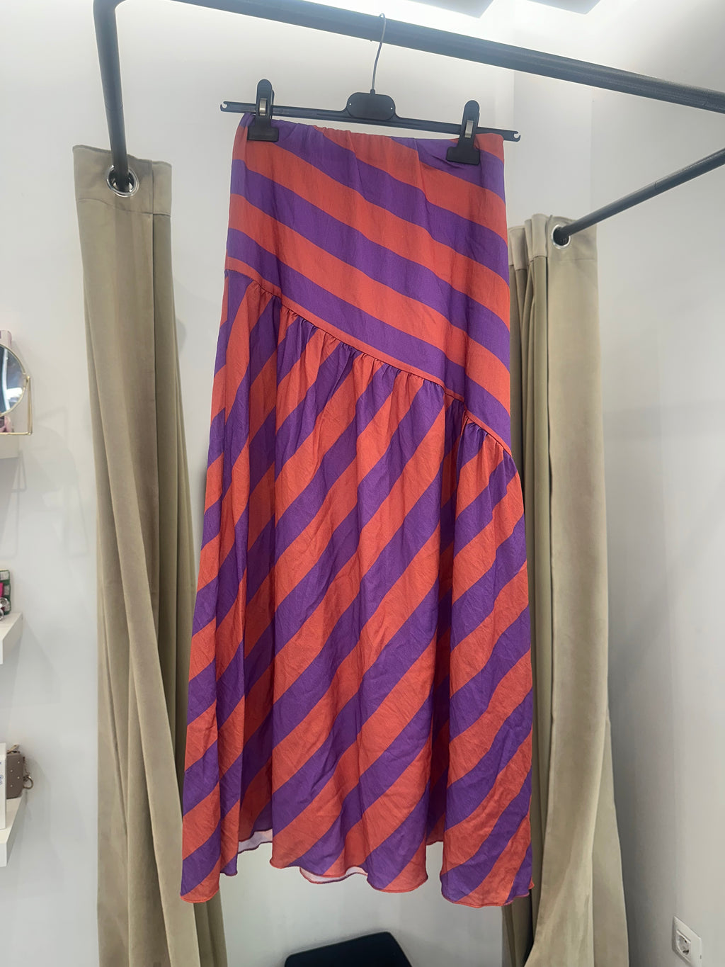 Falda midi a rayas diagonales