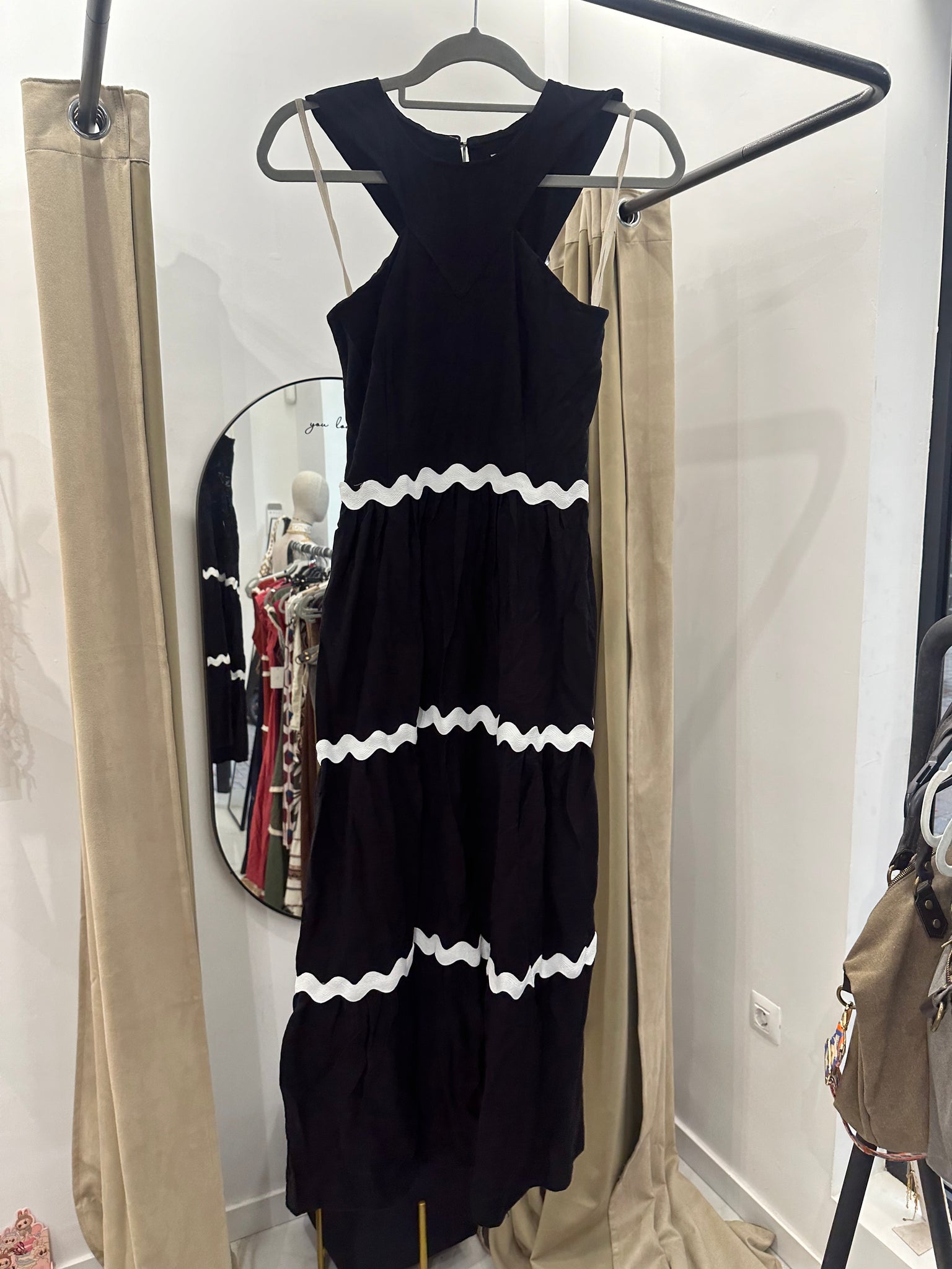 Vestido midi rojo con onda en negro