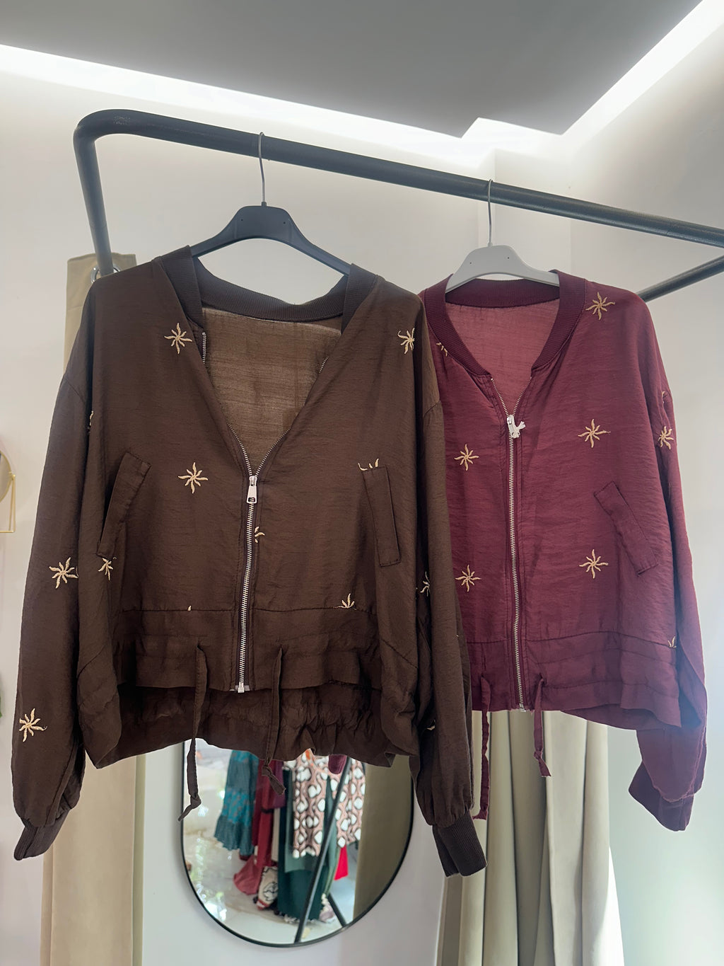 Chaqueta bomber ligera bordada – Disponible en marrón y burdeos