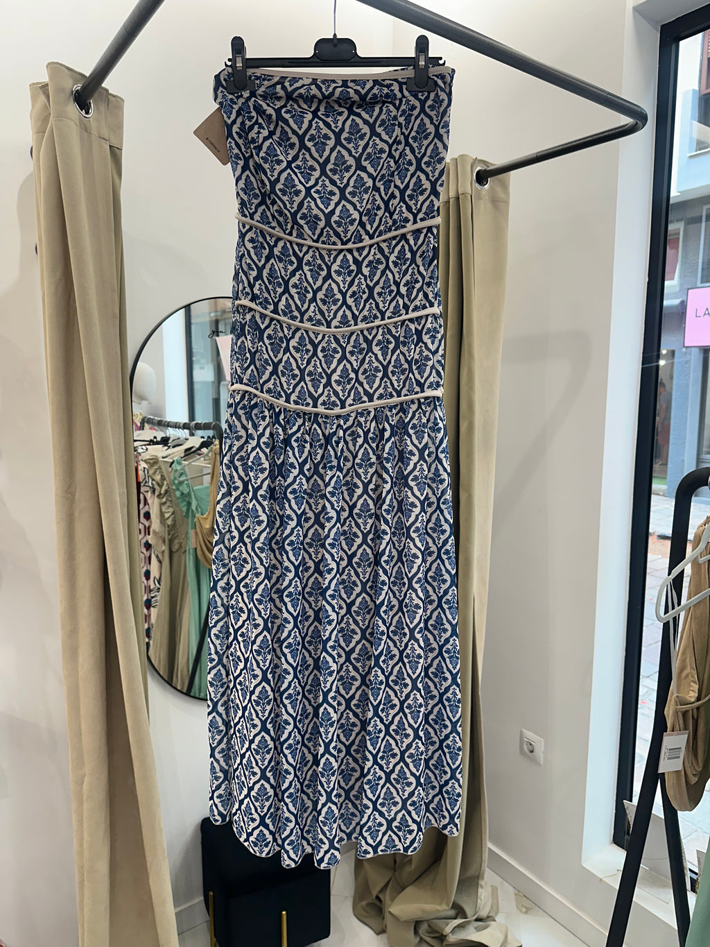 Vestido palabra de honor con estampado azul tile