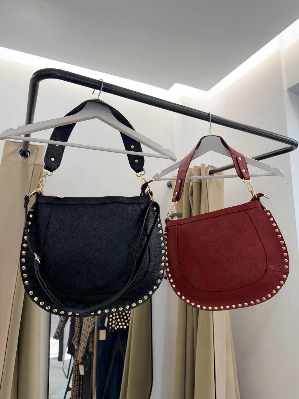 Bolso de Piel con Tachuelas — Disponible en Negro y Burdeos
