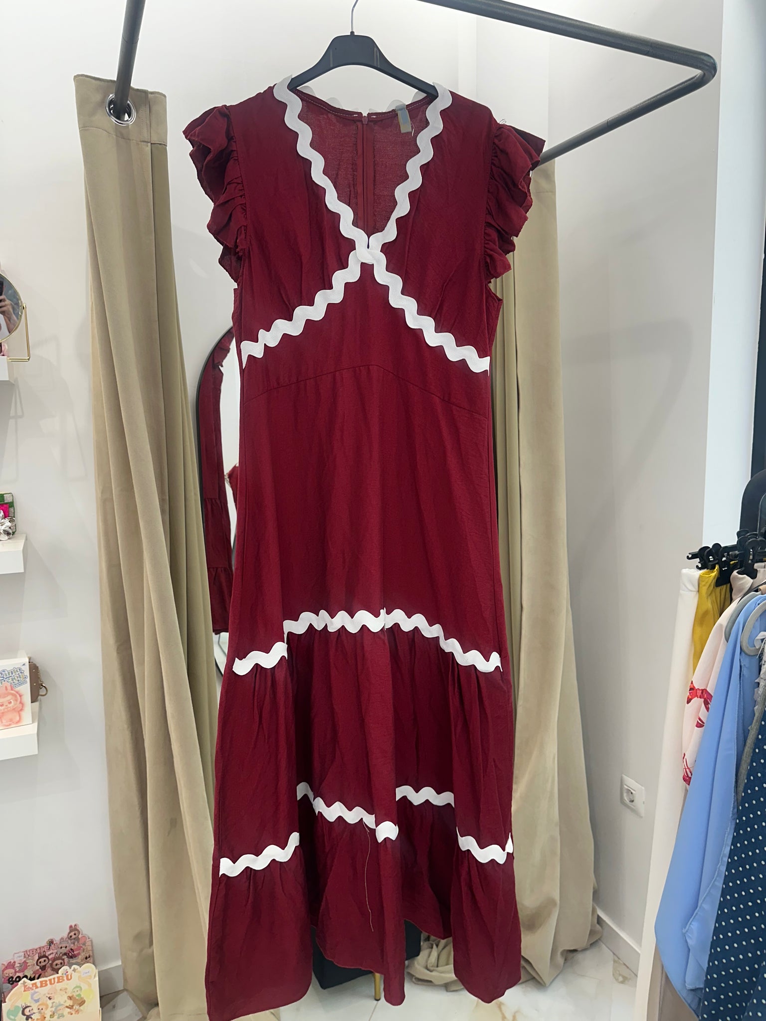 Vestido burdeos con volantes y detalles en zigzag blanco